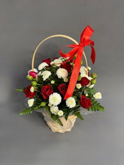 Корзина с красными кустовыми розами и хризантемами
