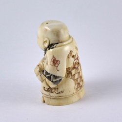 Нэцкэ Мальчик Карако со свитком