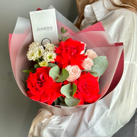 Букет с французской розой Нина, кустовой розой Бомбастик и Сантини  291020251