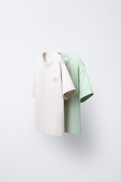 ZARA НАБОР ИЗ ДВУХ ФУТБОЛОК С ТЕКСТОВЫМ ПРИНТОМ, СЕРЫЙ