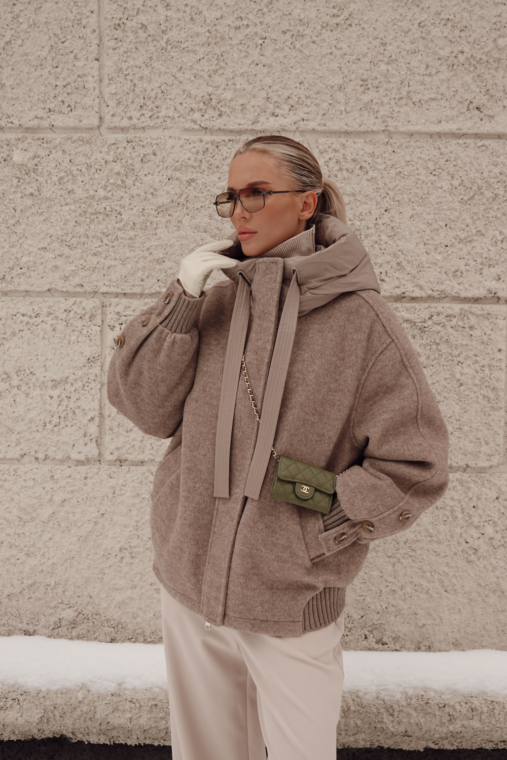 Пуховик средней длины из шерсти с капюшоном