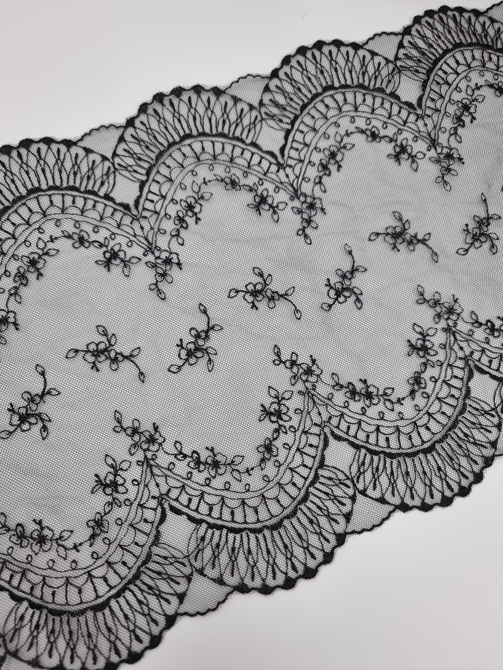 Вышивка на сетке чёрная К709