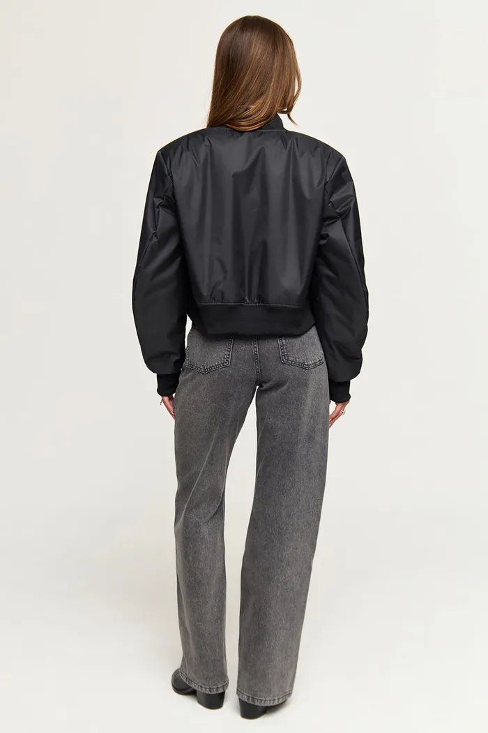 Укороченный бомбер черного цвета