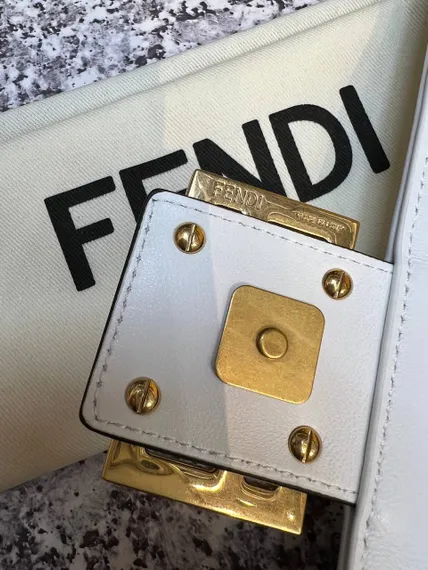 Сумка из кожи Fendi Baguette белый