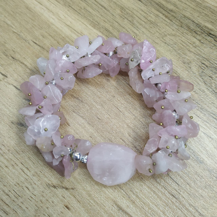 Браслет Розовый кварц на резинке, граненый камень, крошка