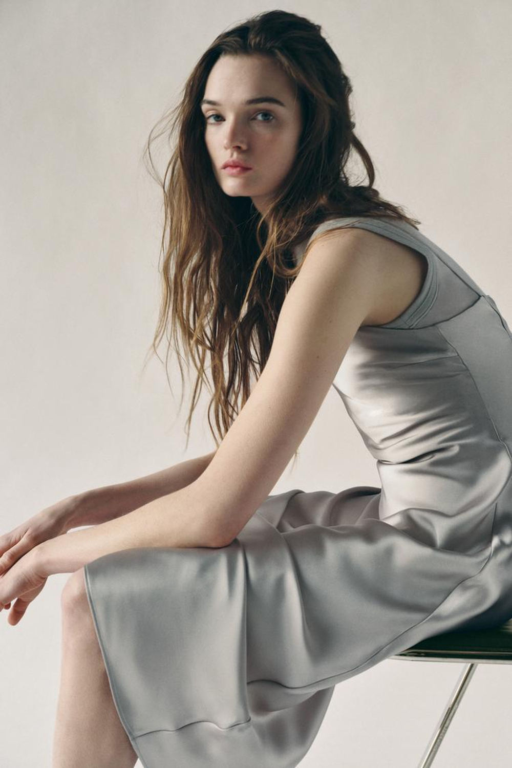 ZARA АТЛАСНОЕ ПЛАТЬЕ С ШЕРСТЯНОЙ ДЕТАЛЬЮ, СЕРОВАТЫЙ