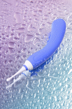 Сиреневый двусторонний вибромассажер Hyphy с клиторальным стимулятором - 21,6 см. (Цвет: сиреневый)