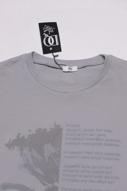 T-shirt with the "Amanat" lyrics print