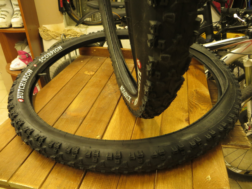 Покрышки новые Hutchinson Scorpion, 26" x 2.0" купить дешево распродажа