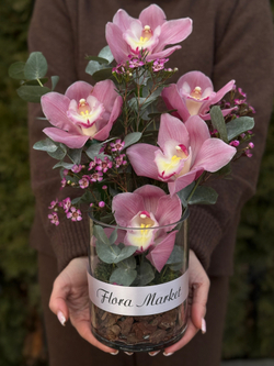 Композиция в стеклянной вазе из орхидей цимбидиума, эвкалипта и декора от Флора Маркет