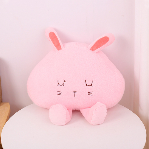 Треугольная подушка в виде кролика