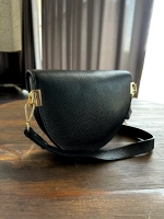 Женская кросс-боди сумка с застежкой-пчелкой из натуральной кожи черного цвета