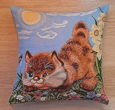 Декоративный гобеленовый чехол для интерьерной подушки Котенок и пчела 47*47