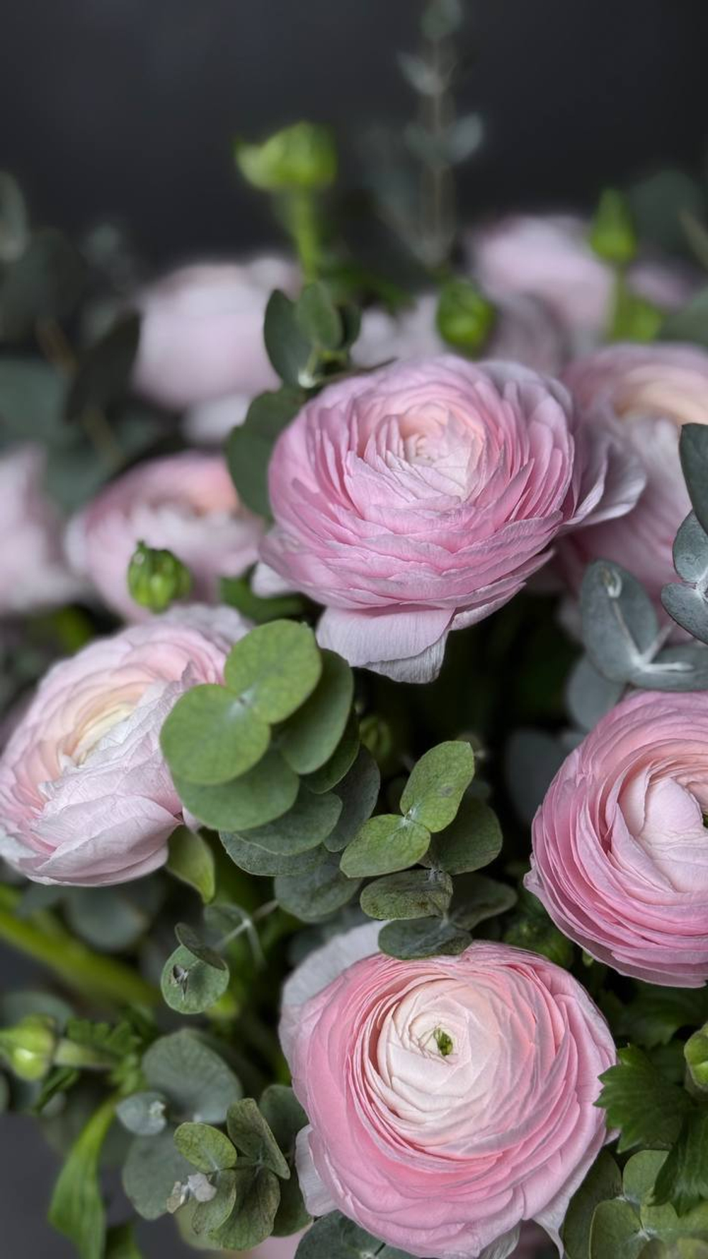 Корзинка с ранункулюсами