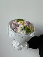 Букет из маттиолы, гортензии, диантусов, ранункулюсов и кустовых пионовидных роз