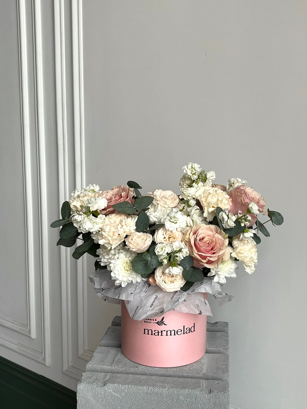 Цветочная коробка в кремовых оттенках размер S