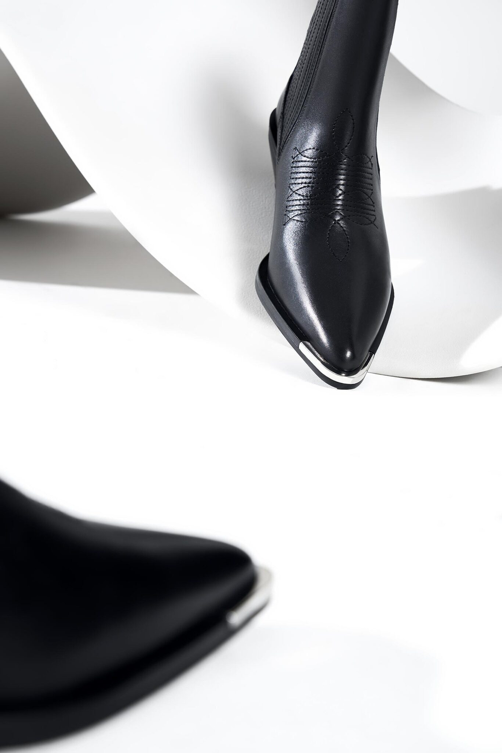 Казаки из натуральной кожи со стальным носиком AMALIA / Черный