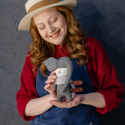 Игрушка ручной работы Слоник серый