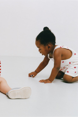 ZARA КОРОТКИЙ КОМБИНЕЗОН С ЯБЛОКАМИ, ЖЕЛТОВАТО-БЕЛЫЙ