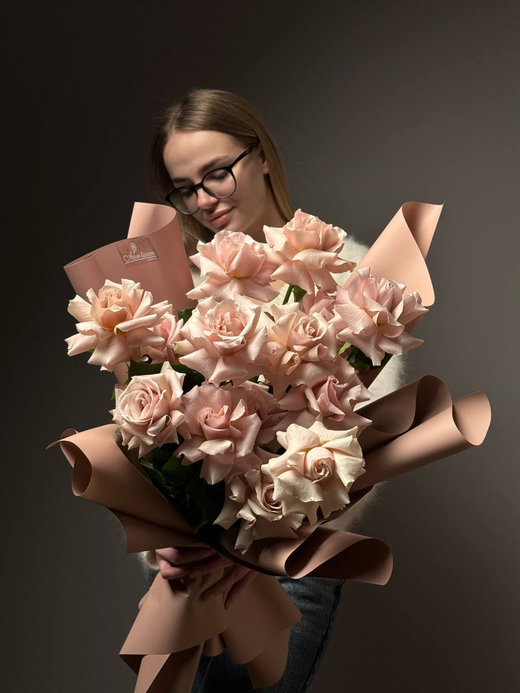 Букет из 15 бежевых французских роз в упаковке