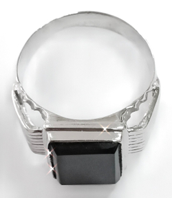 Ювелирное мужское кольцо из серебра с ониксом