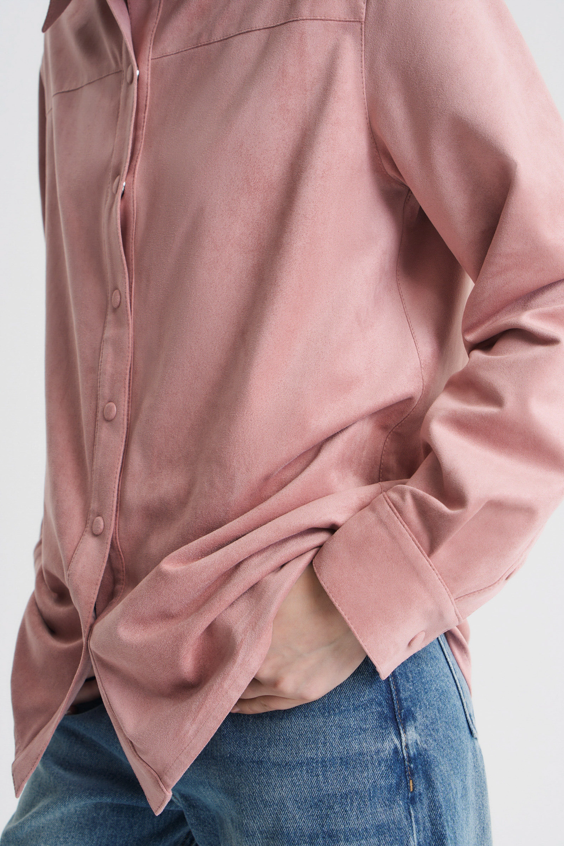 Рубашка из розовой экозамши