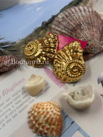 Массивные золотистые серьги в форме ракушки