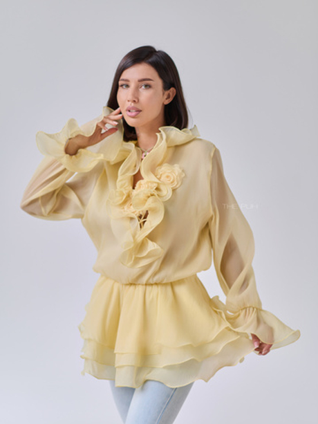 Желтое шифоновое платье-блузка с брошами
