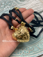 Колье на атласной нити с крупным золотистым сердцем