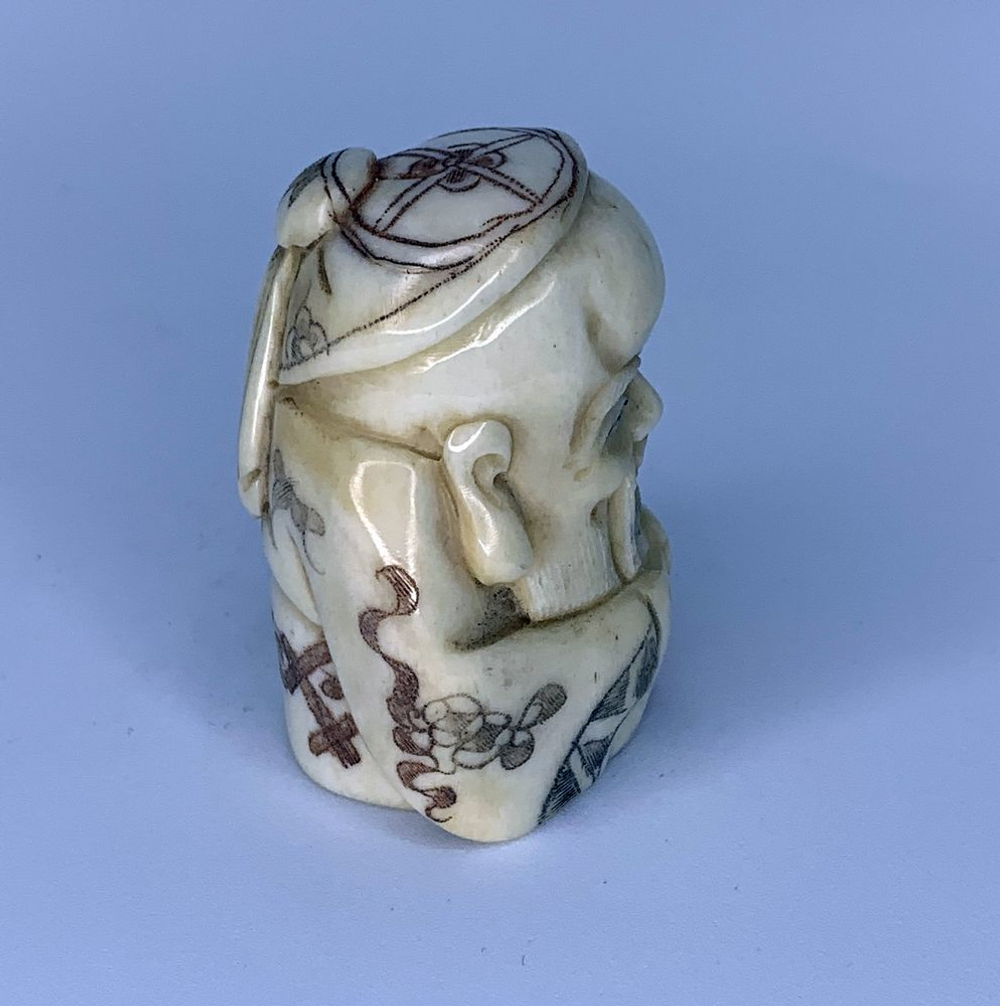 Нэцкэ Шоусин с шапочке