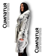 Шубка из эко меха белого цвета с контрастными черными полосами с поясом