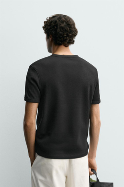 ZARA ФУТБОЛКА ИЗ РЕЛЬЕФНОЙ ТКАНИ С ВОРОТНИКОМ НА ПУГОВИЦАХ, ЧЕРНЫЙ