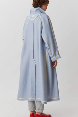 Объемный плащ из голубого льна