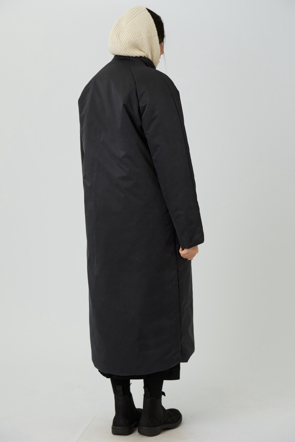 Зимнее пальто на запах из черной бархатистой мембраны