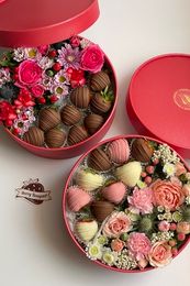 Коробка с цветами и клубникой в шоколаде