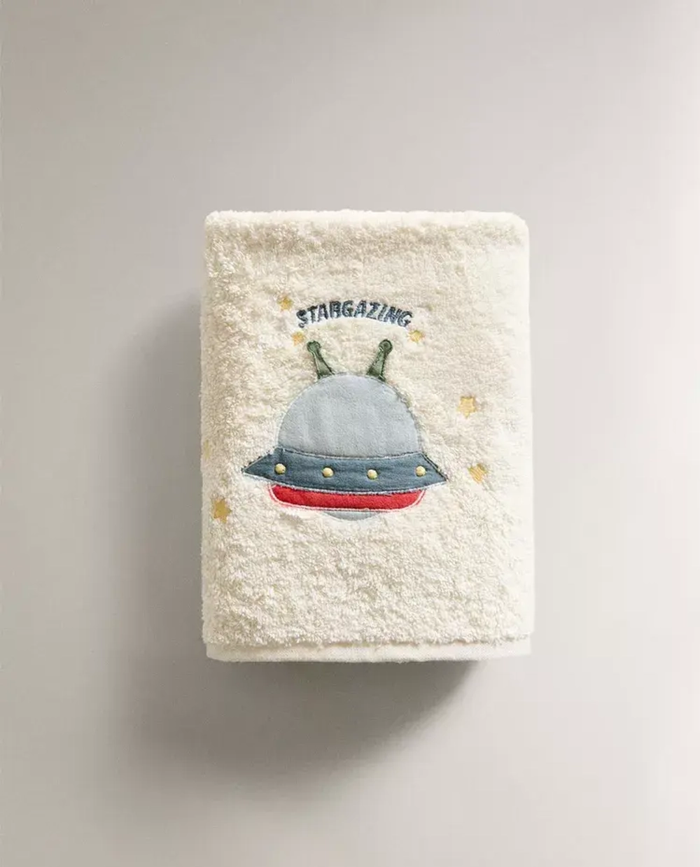 ZARA HOME ДЕТСКОЕ ПОЛОТЕНЦЕ ИЗ МАХРОВОЙ ХЛОПКОВОЙ ТКАНИ С ВЫШИВКОЙ «КОСМОС», ЖЕЛТОВАТО-БЕЛЫЙ