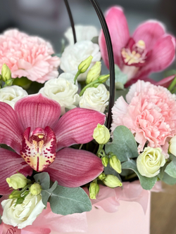 Утонченное сочетание цимбидиума, диантуса, эустомы и эвкалипта в лаконичной композиции от Флора Маркет