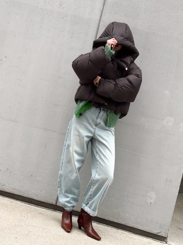 Укороченный пуховик шоколадного цвета с капюшоном