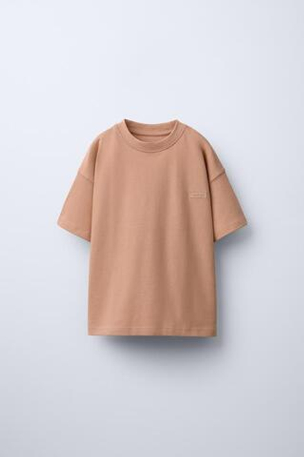 ZARA ФУТБОЛКА ИЗ ПЛОТНОГО ДЖЕРСИ С ПРОРЕЗИНЕННОЙ НАШИВКОЙ, ЛОСОСЕВЫЙ