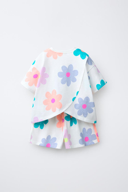 ZARA КОМПЛЕКТ ИЗ ФУТБОЛКИ И ШОРТОВ С ПРИНТОМ «КЛУБНИКА», СВЕТЛЫЙ ЭКРЮ