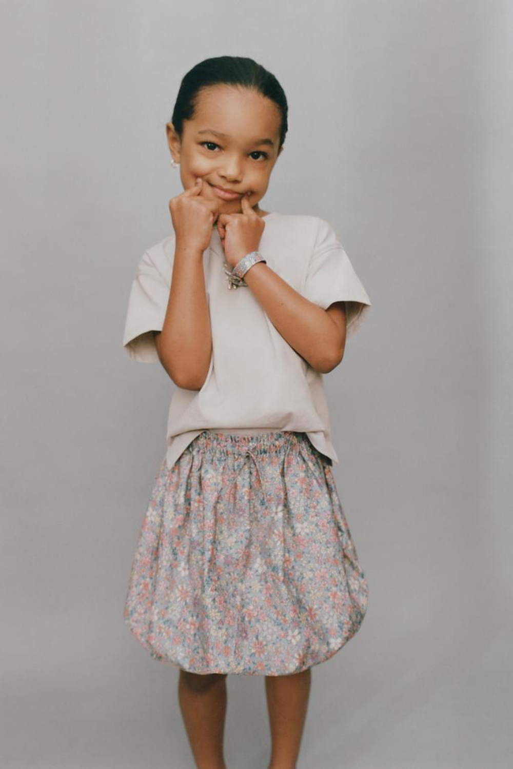 ZARA ЮБКА ИЗ ПОПЛИНА С ЦВЕТОЧНЫМ ПРИНТОМ И ОБЪЕМНЫМ НИЗОМ, СИНИЙ