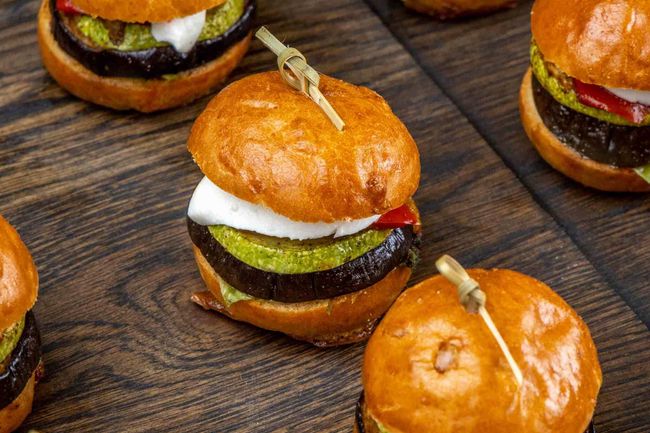 Мини-бургер с печеными овощами, 20 шт.