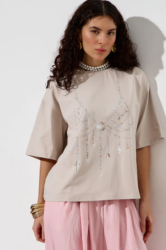 Футболка с принтом "Жемчужный бра" серо-бежевого цвета