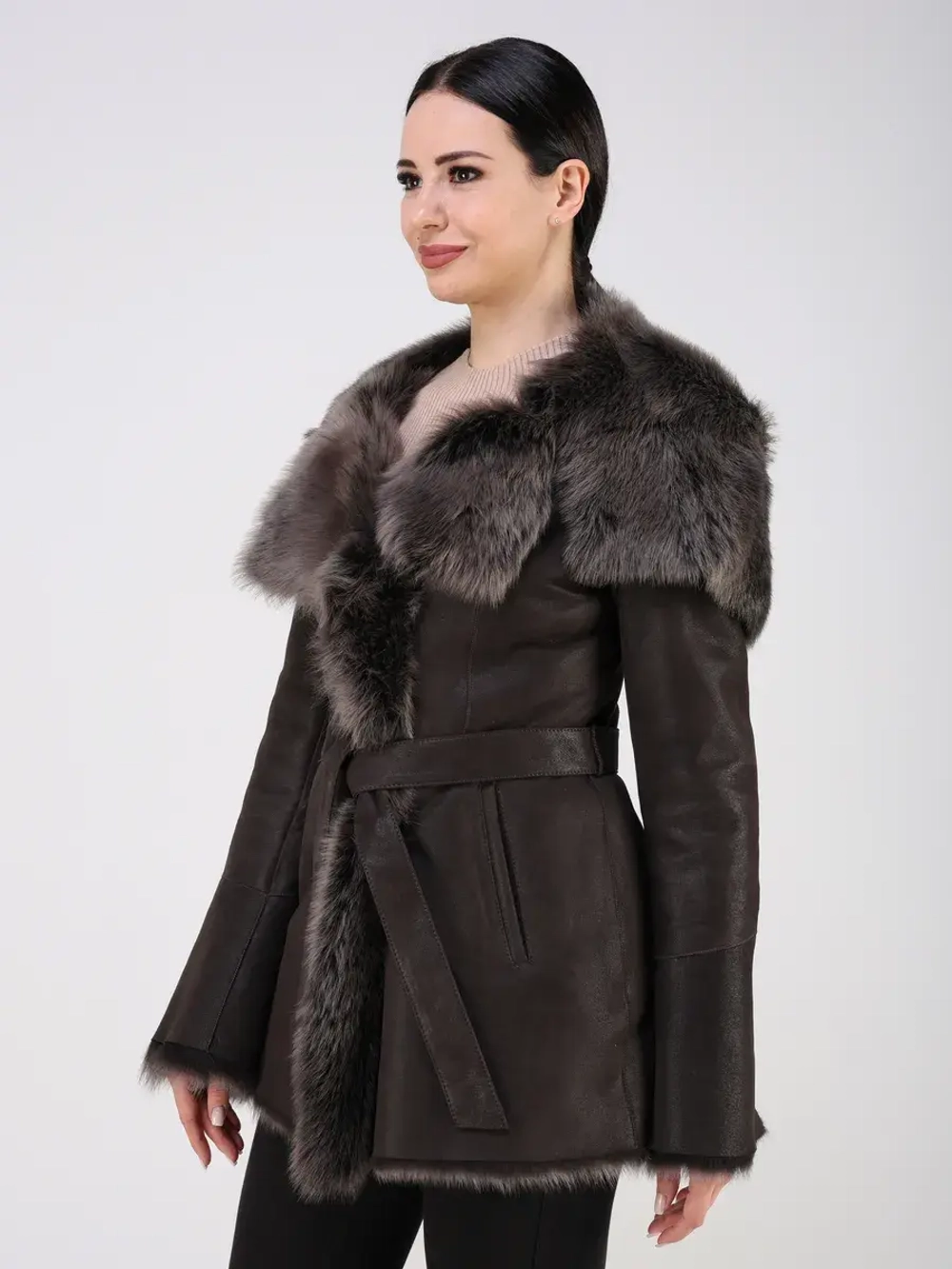 Дубленка зимняя натуральная с капюшоном короткая