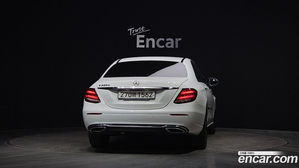 Mercedes-Benz E-Class W213 E220d Avangarde (08.2020)