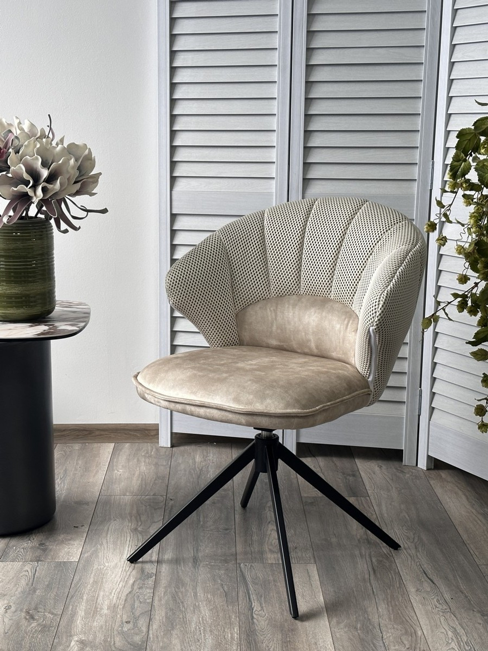 Стул М-City DISAUR Астра (Astra) поворотный на поворотный на 360 градусов, Белый Sonic 23 ткань, 7525-01 Велюр, Черный каркас