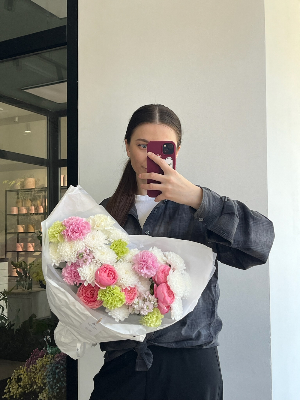 Букет сборный из кустовых пионовидных роз, диантусов и хризантемы