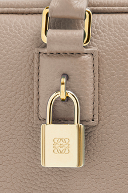 Loewe Сумка Amazona 23 из мягкой зернистой телячьей кожи, песочный