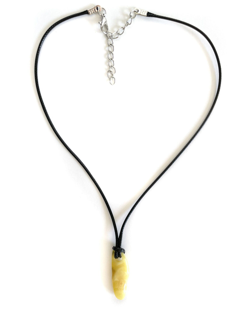 Кулон-подвеска из янтаря натурального на кожаном шнурке (45 см), длина кулона 3,5 см