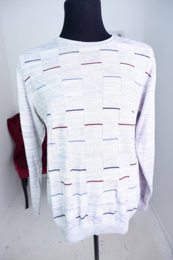 Джемпер светлого оттенка, визуально на 52 размер